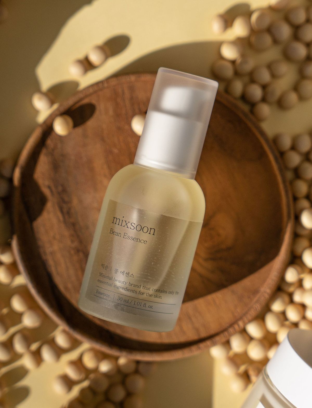Saerún Skin Mixsoon Bean Essence, un sérum facial vegano con extractos fermentados de soja, cebada, granada y pera coreana para hidratar y exfoliar suavemente.
