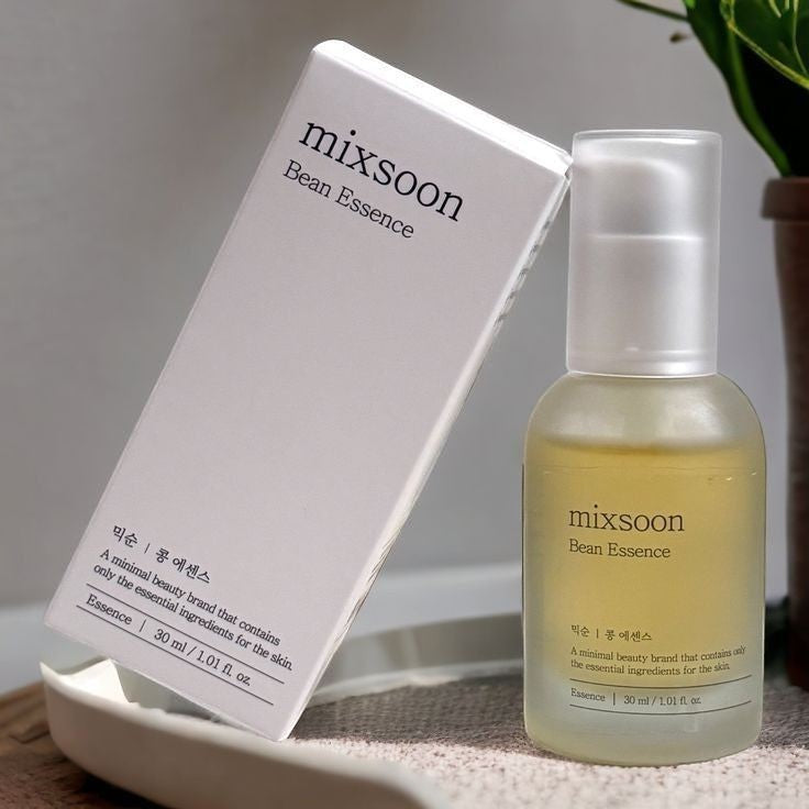Saerún Skin: Botella de esencia Mixsoon Bean Essence de 30 ml con caja blanca minimalista, ideal para pieles sensibles.